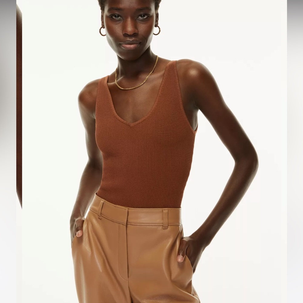 Babaton Sculpt Knit V-Neck Tank